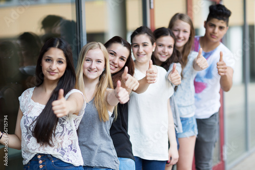 Fotografie Erfolgreiche Schüler halten Daumen hoch