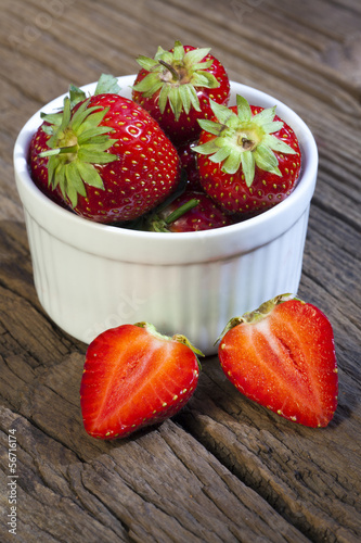 Süße Erdbeeren in einer Schale