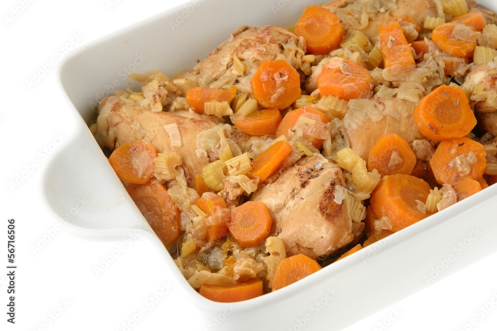 Teglia di carne e verdure isolata su sfondo bianco Teglia di carne e verdure isolata su sfondo bianco
