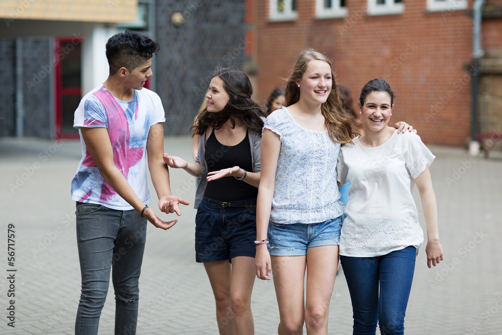 Schüler gehen über den Schulhof Schüler gehen über den Schulhof