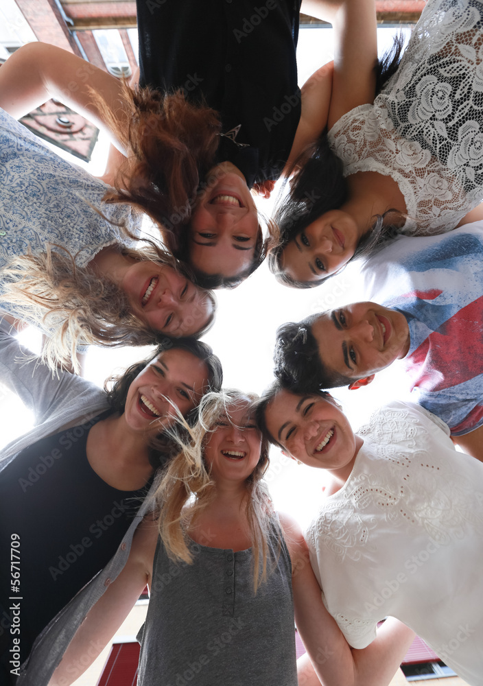 Köpfe zusammen im Kreis StockFoto Adobe Stock