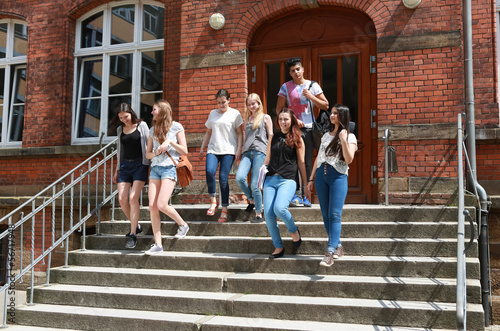 Schüler gehen Treppe runter photo