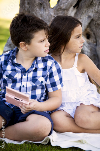 Bambini curiosi che osservano photo