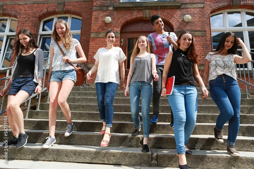 Bild auf Leinwand Schüler gehen Treppe runter