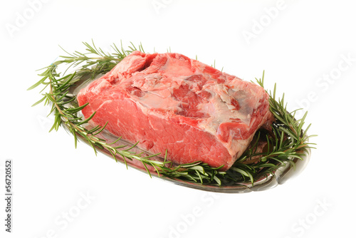 polpa di carne con rosmarino su sfondo bianco photo