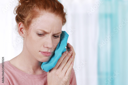 Konstfotografi Frau mit Zahnweh - woman tooth ache