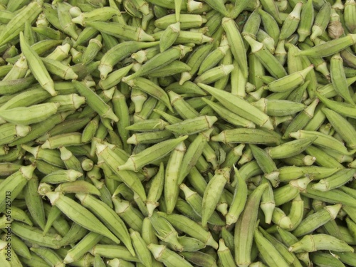 Photography Frische grüne Okraschoten auf dem Wochenmarkt und Basar im Stadtteil Erenköy in