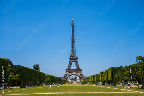 Eiffel tower on bright summer day © Elnur