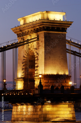 Night image of the hungarian chain Bridge