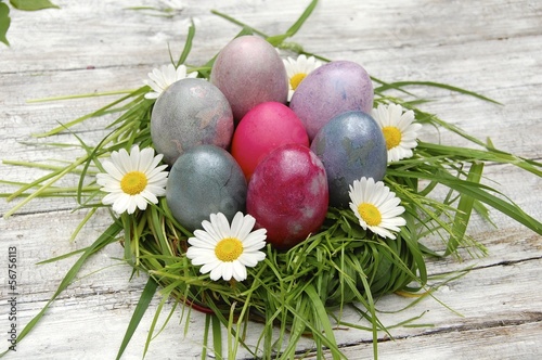 buntes Osternest mit Blüten