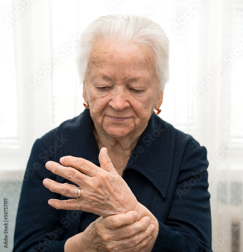 Obraz na płótnie Senior woman measuring her pulse w salonie