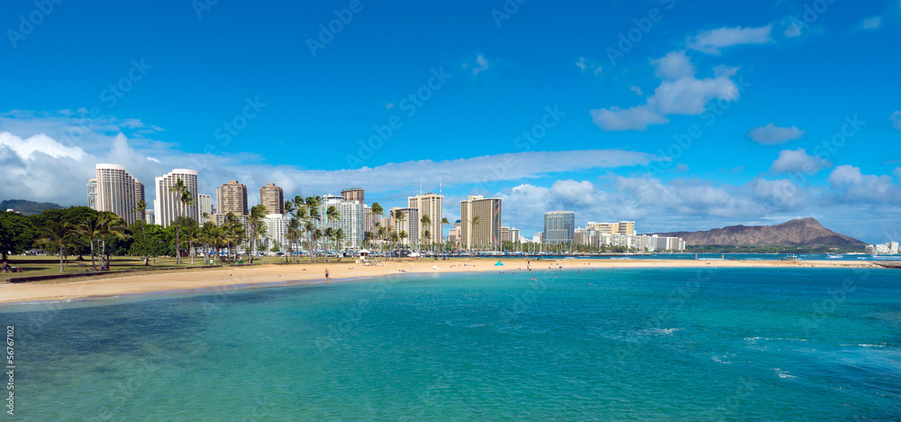 Obraz premium Ala Moana Beach Park on a nice day with Waikiki and Diamond Head