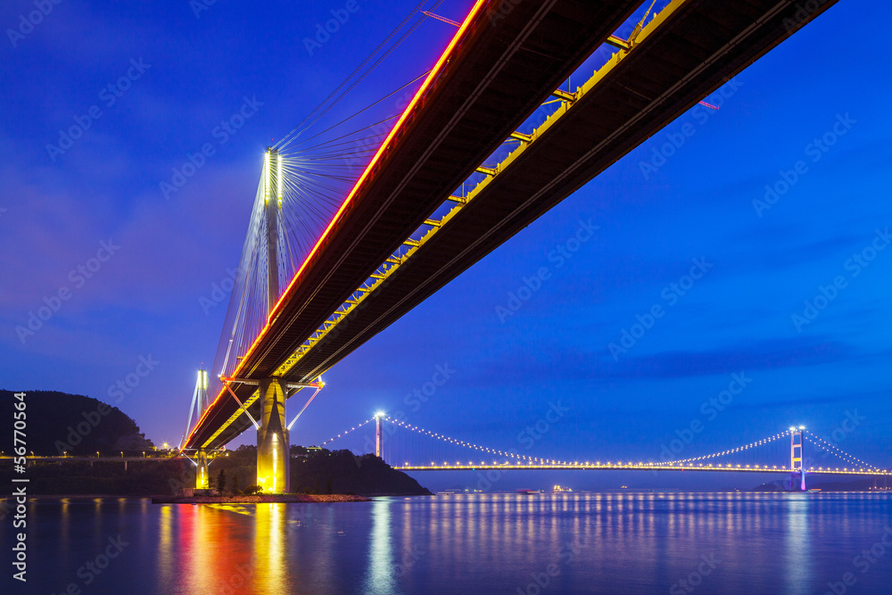 Obraz premium Suspension bridge in Hong Kong at night