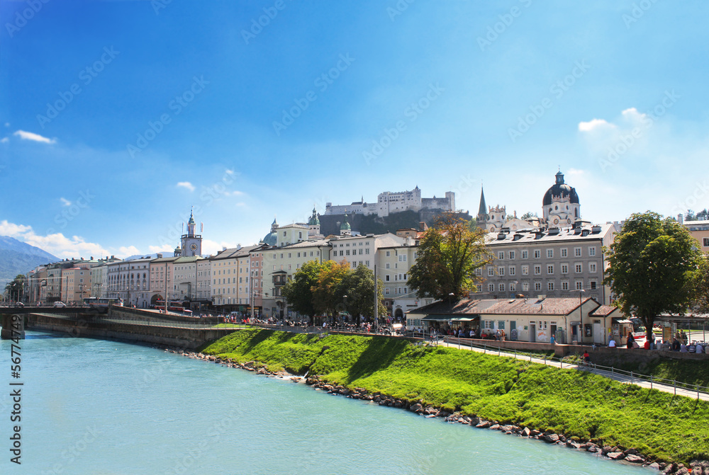 Fototapeta premium Widok na miasto salzburg i rzekę Salzach, Austria