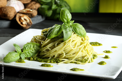 Canvas Print pasta vegetariana spaghetti con pesto sfondo verde