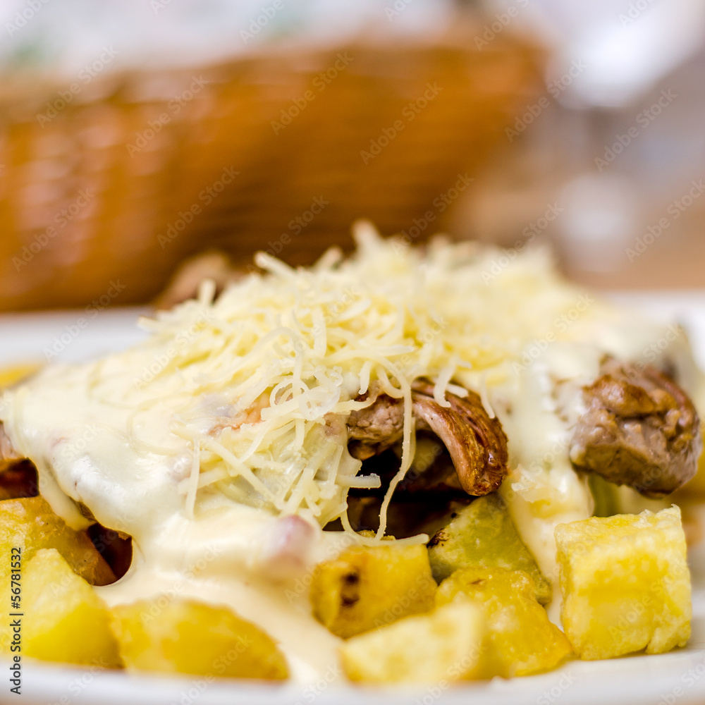 Filetto di carne, con patate e salsa roquefort Filetto di carne, con patate e salsa roquefort