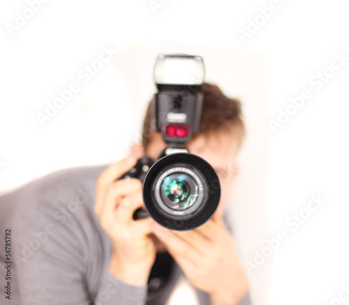 junger Mann mit Kamera