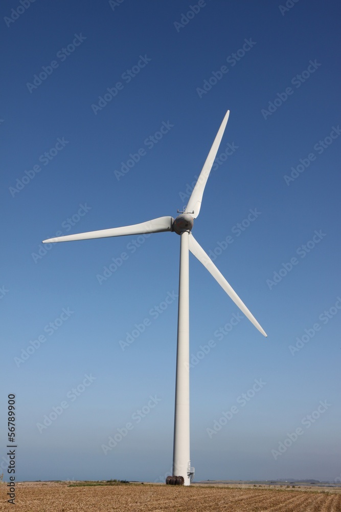 eolienne sur fond de ciel bleu eolienne sur fond de ciel bleu