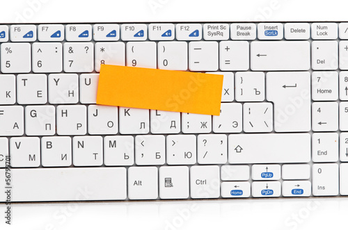 memo on white keyboard