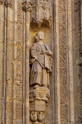 statue de saint et colonnes de pierre