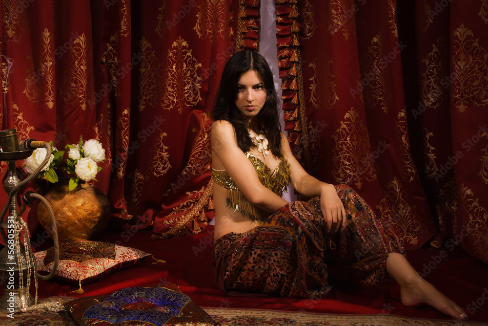 Obraz premium Oriental woman in a traditional costume