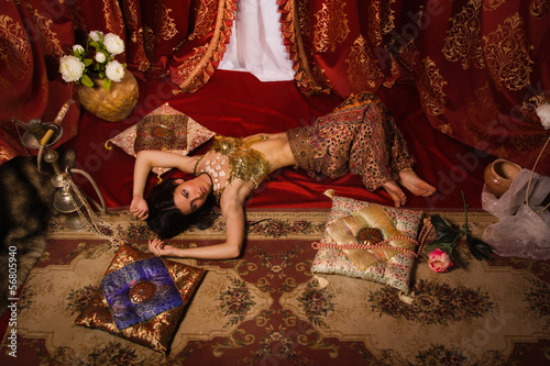 Foto Crime scene imitation: lifeless woman in oriental costume lying