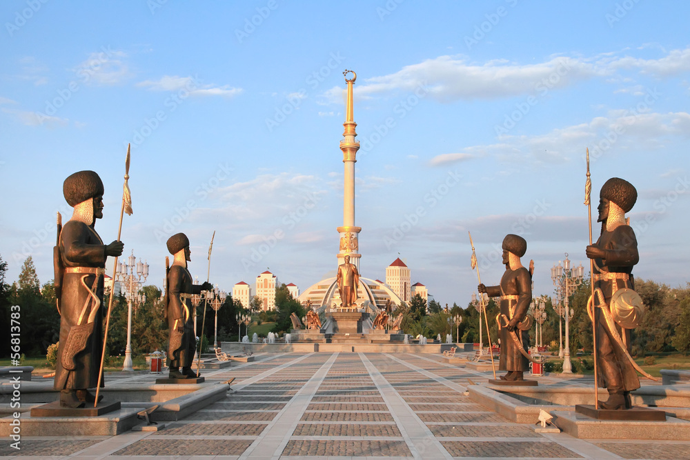 Monumen Arch of Independence in sunset. Ashkhabad. Turkmenistan. - obrazy, fototapety, plakaty 