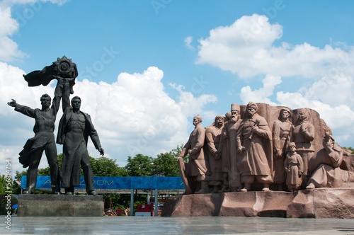 Monumento alla fratellanza fra Russia e Ucraina photo