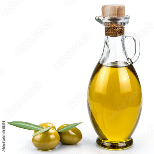 Aceite de oliva virgen extra y aceitunas con hojas