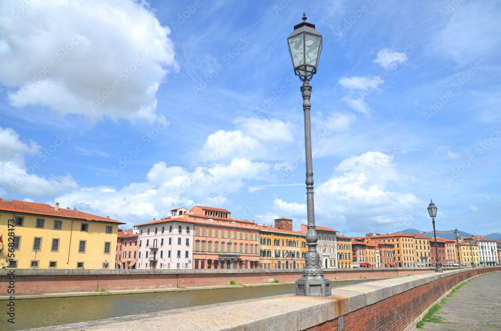 Historyczne budynki wzdłuż rzeki Arno w Pizie, Włochy