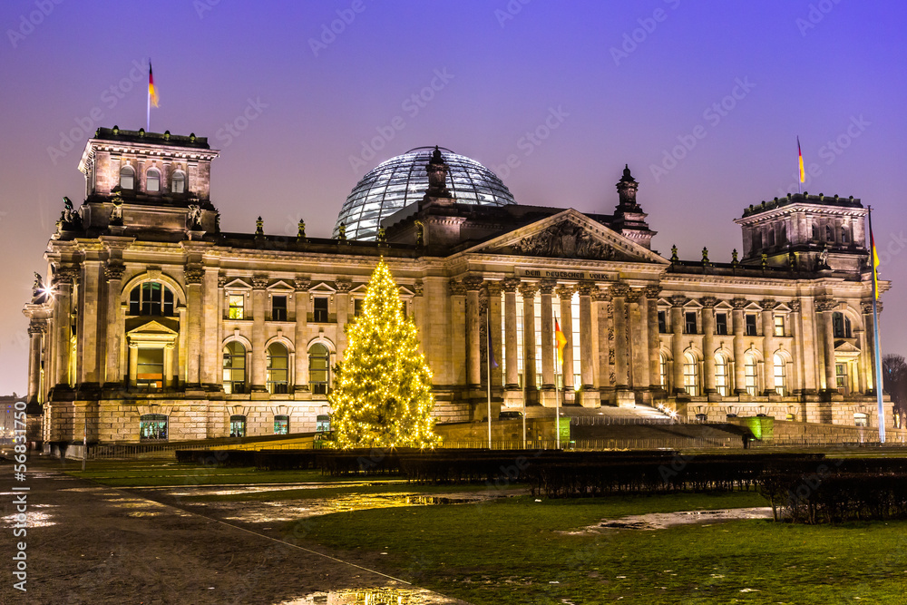 Obraz premium Budynek Reichstagu w Berlinie