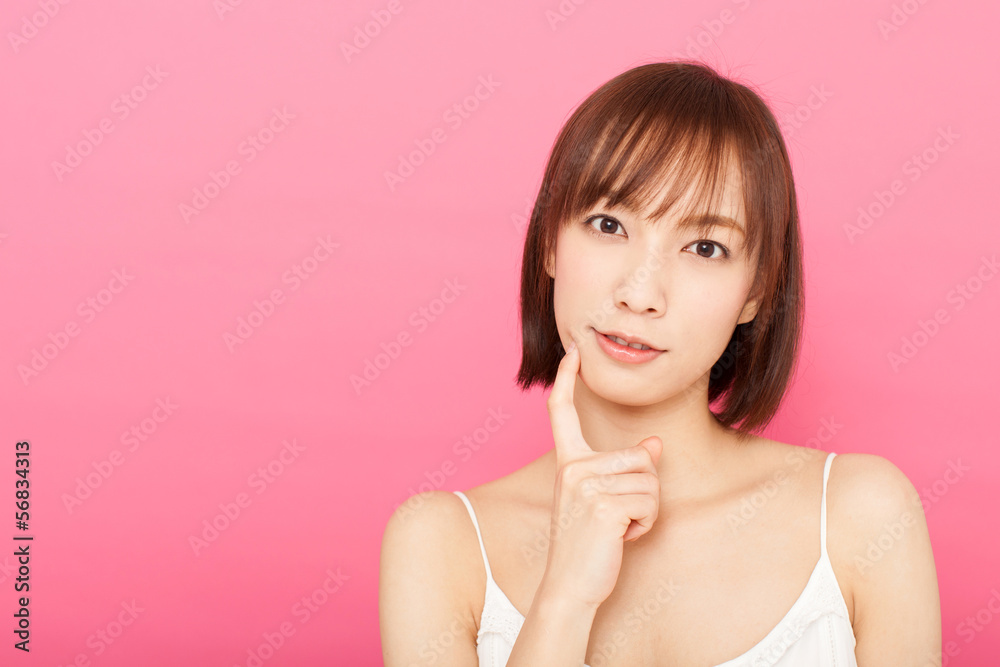 考える女性