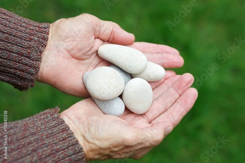 Holding round stones