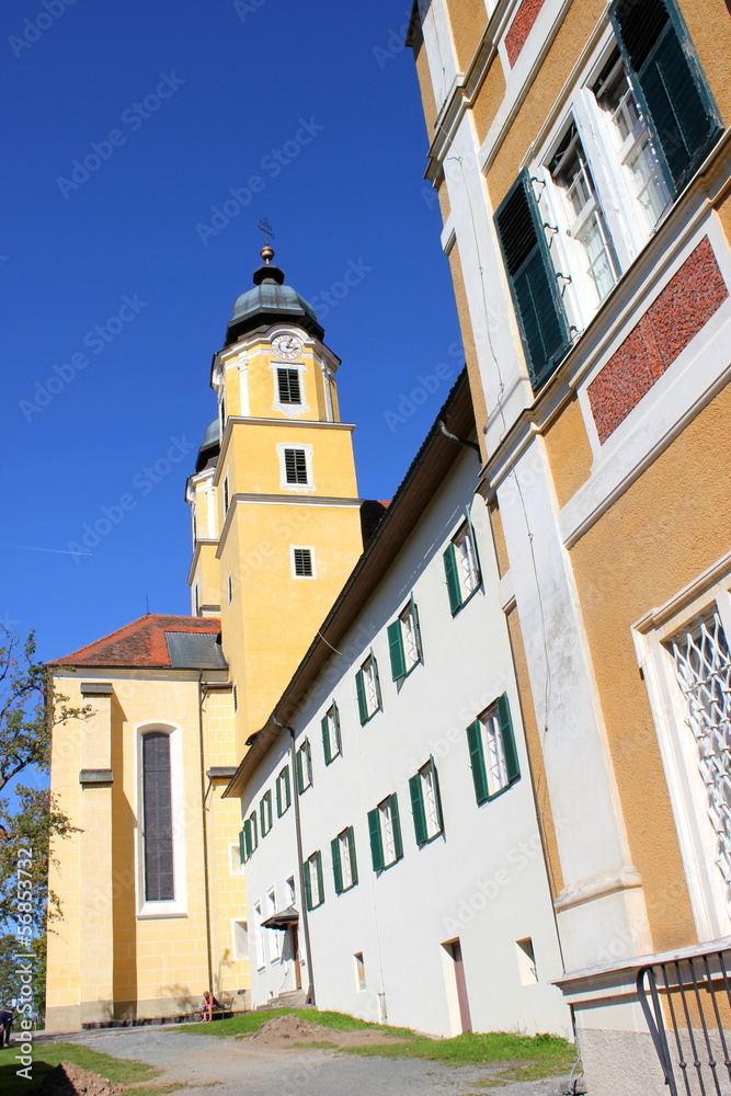 Fototapeta premium Kirchturm der Stiftskirche bei Schloss Stainz