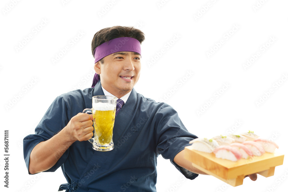 寿司を差し出す笑顔の寿司職人 寿司を差し出す笑顔の寿司職人