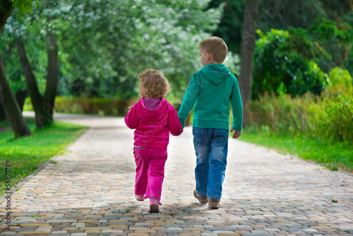 Fotografía Little brother and sister walking by footpath