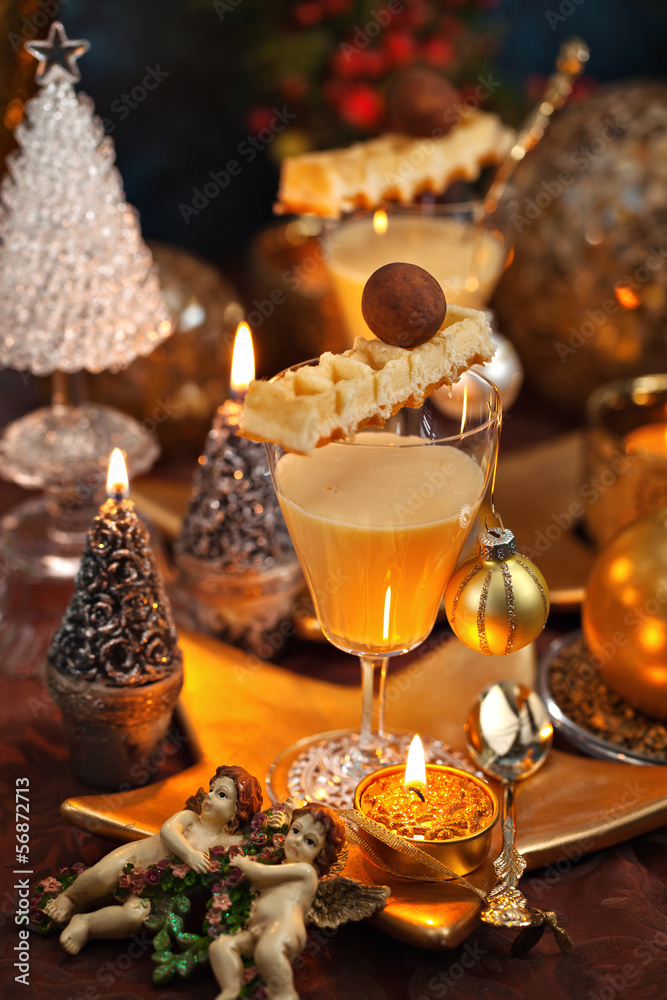 Weihnachtlich gedeckter Tisch mit Dessert im Glas Weihnachtlich gedeckter Tisch mit Dessert im Glas