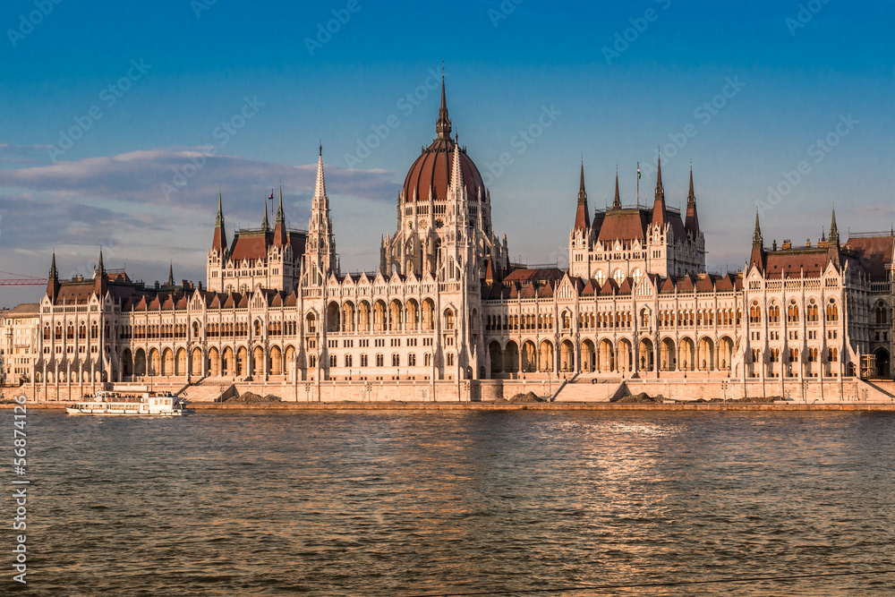 Fototapeta premium Chain Bridge and Hungarian Parliament, Budapest, Hungary