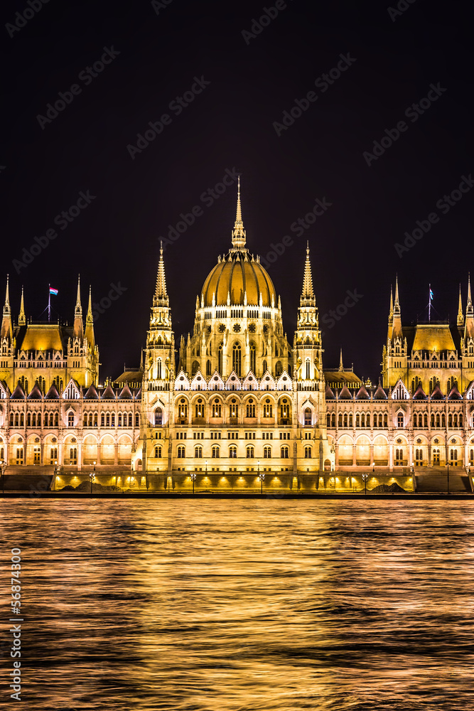 Fototapeta premium Budapest Parliament building in Hungary at twilight.