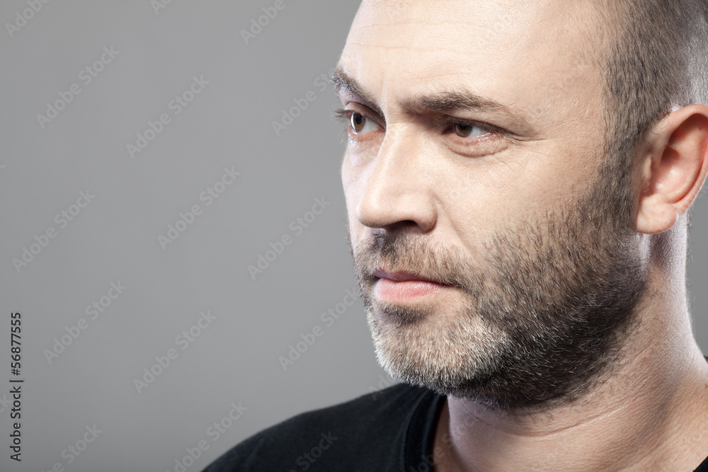 Fototapeta premium man looking to the left isolated on gray background with copyspa