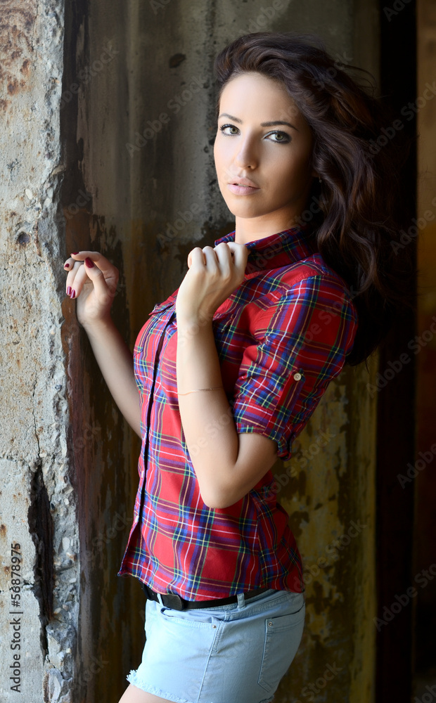 Obraz premium The woman against the destroyed old wall