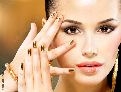 Tableau sur toile Beautiful face of glamor woman with black eye makeup