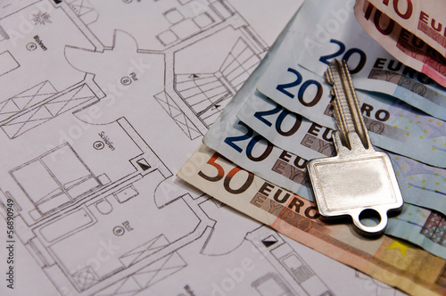 schlüssel und euroscheine auf einem architektenplan