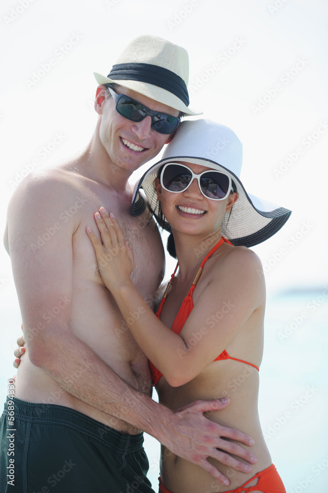 Naklejka premium happy young couple have fun on beach