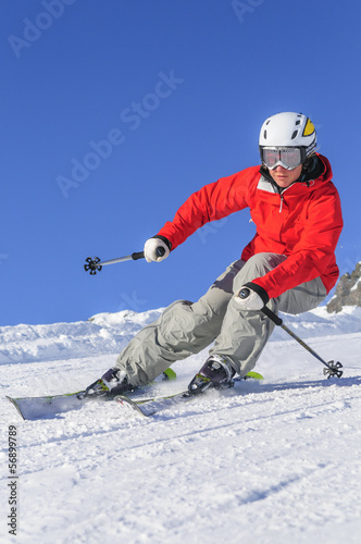 Skiläuferin auf der Piste