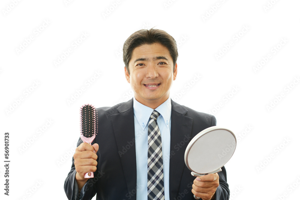 ヘアーセットに満足するビジネスマン