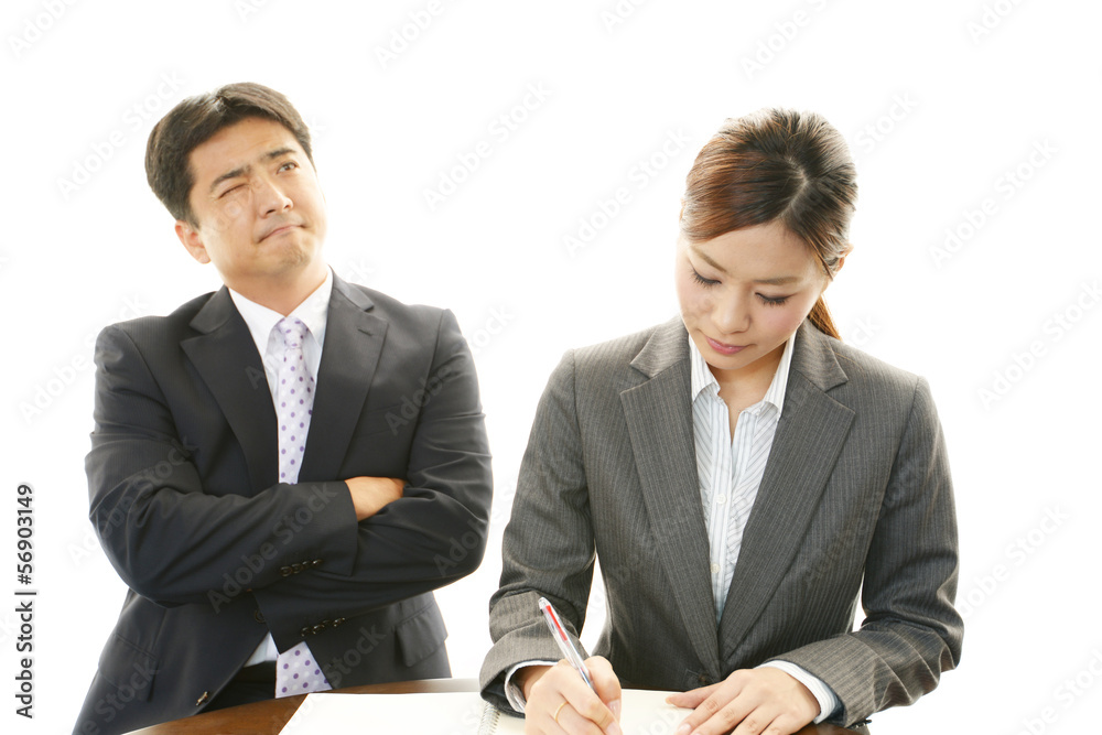 苦悩するビジネスマンとOL