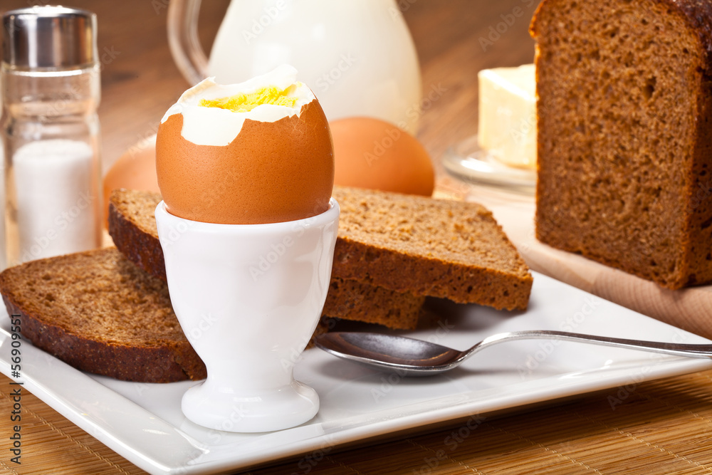 Fototapeta premium Breakfast with wholemeal bread