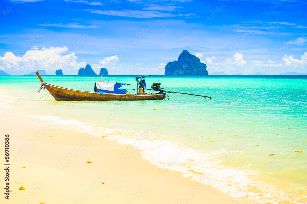 Fototapeta premium Long tailed boat at Kradan island, Thailand