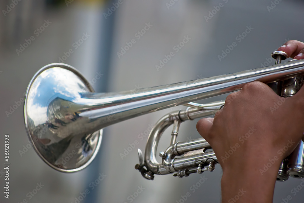 Obraz premium man playing the silver trumpet